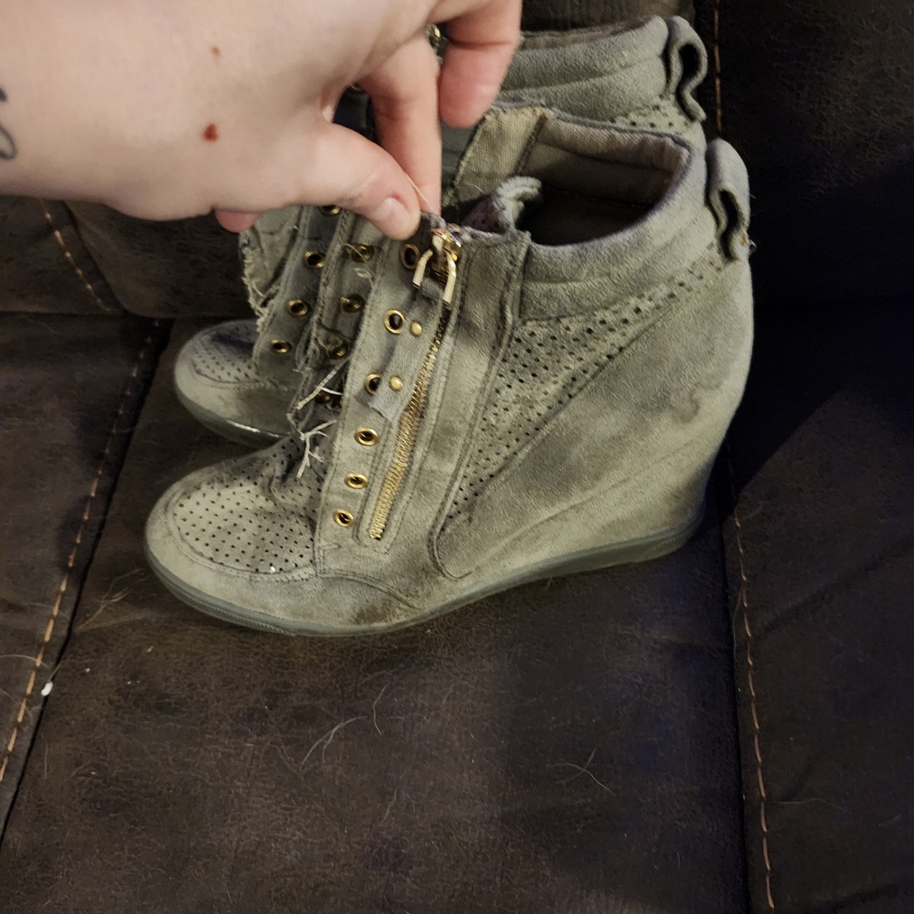 Womens Sz 7.5 Shoedazzle Army Green Wedge Sneaker